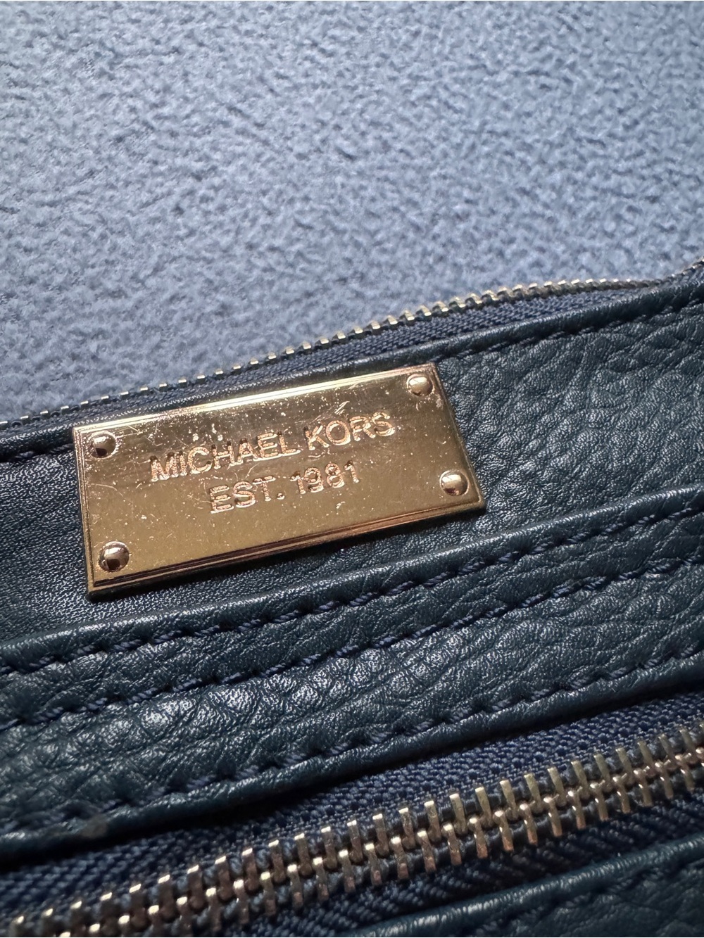 New Michael Kors Navy Pebbled Leather Wristlet with Gold Plaque - Picture 2 of 9